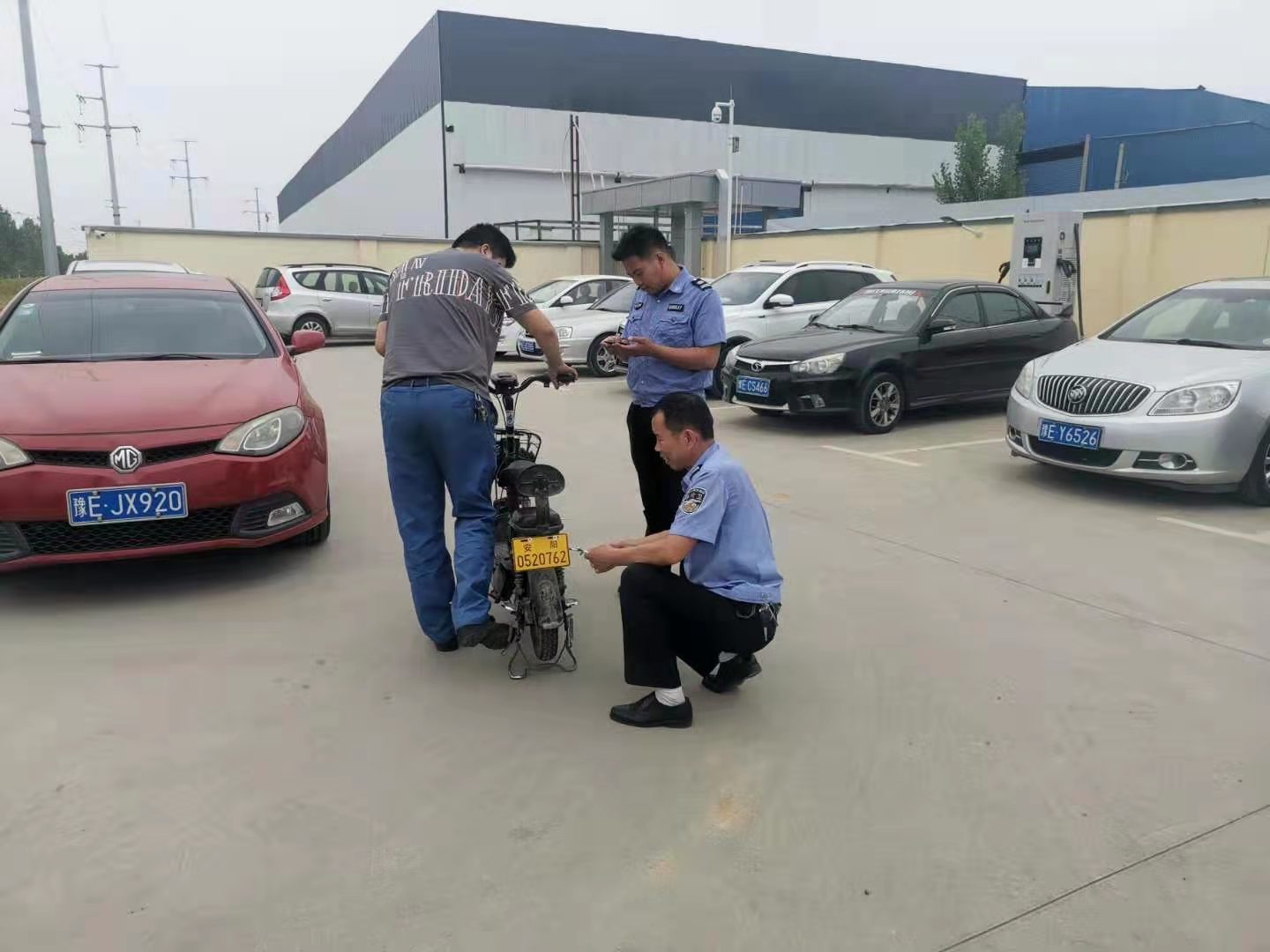 我為群眾辦實(shí)事︱太貼心了！公司門(mén)口就可以辦理電動(dòng)車(chē)上牌