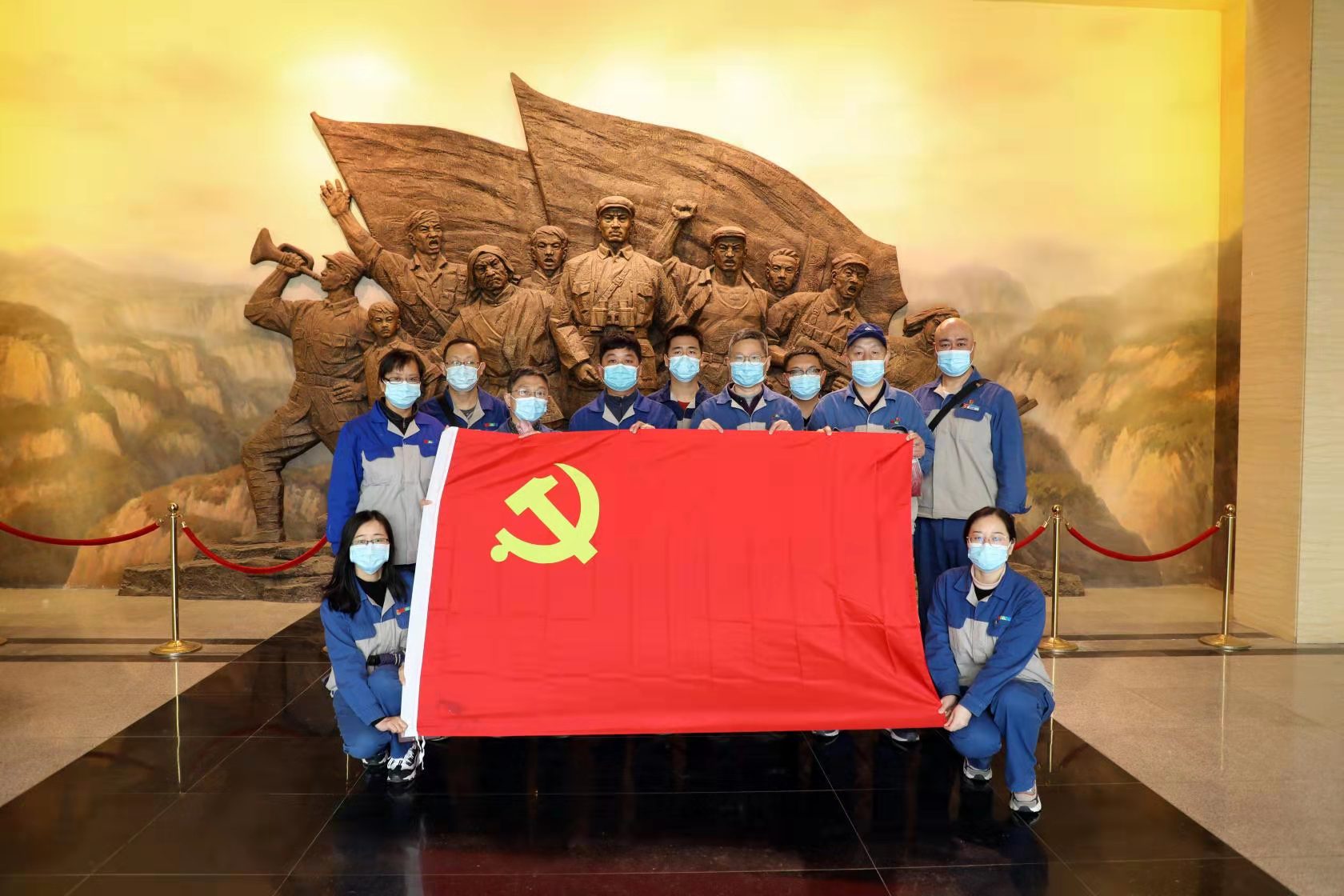 疏雨洗清明 芳菲祭英烈—— 安彩高科開展“學(xué)黨史、祭英烈、傳精神”主題活動