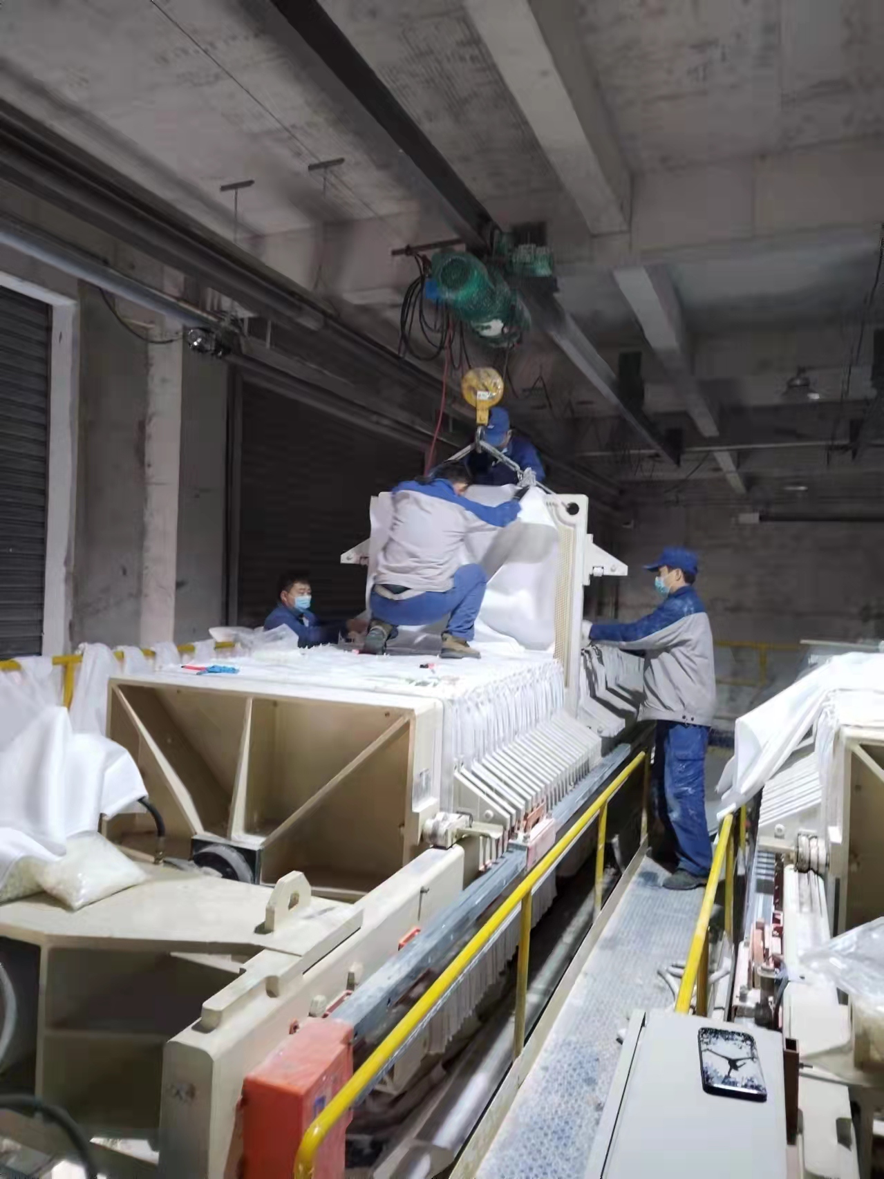 光伏新材料：春寒料峭斗志昂，爭(zhēng)分奪秒換布忙