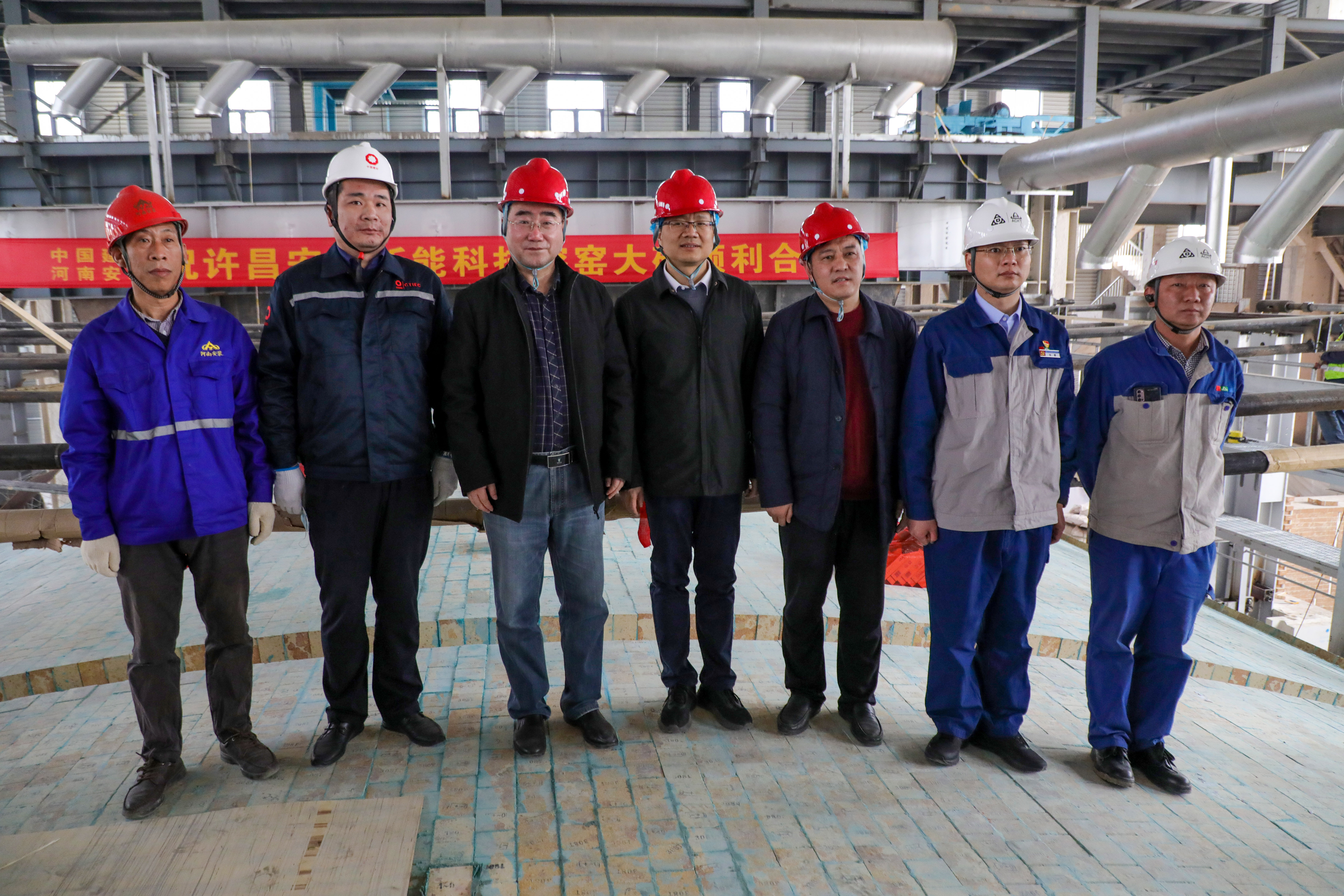 重要進(jìn)展！許昌安彩熔窯大碹順利合攏