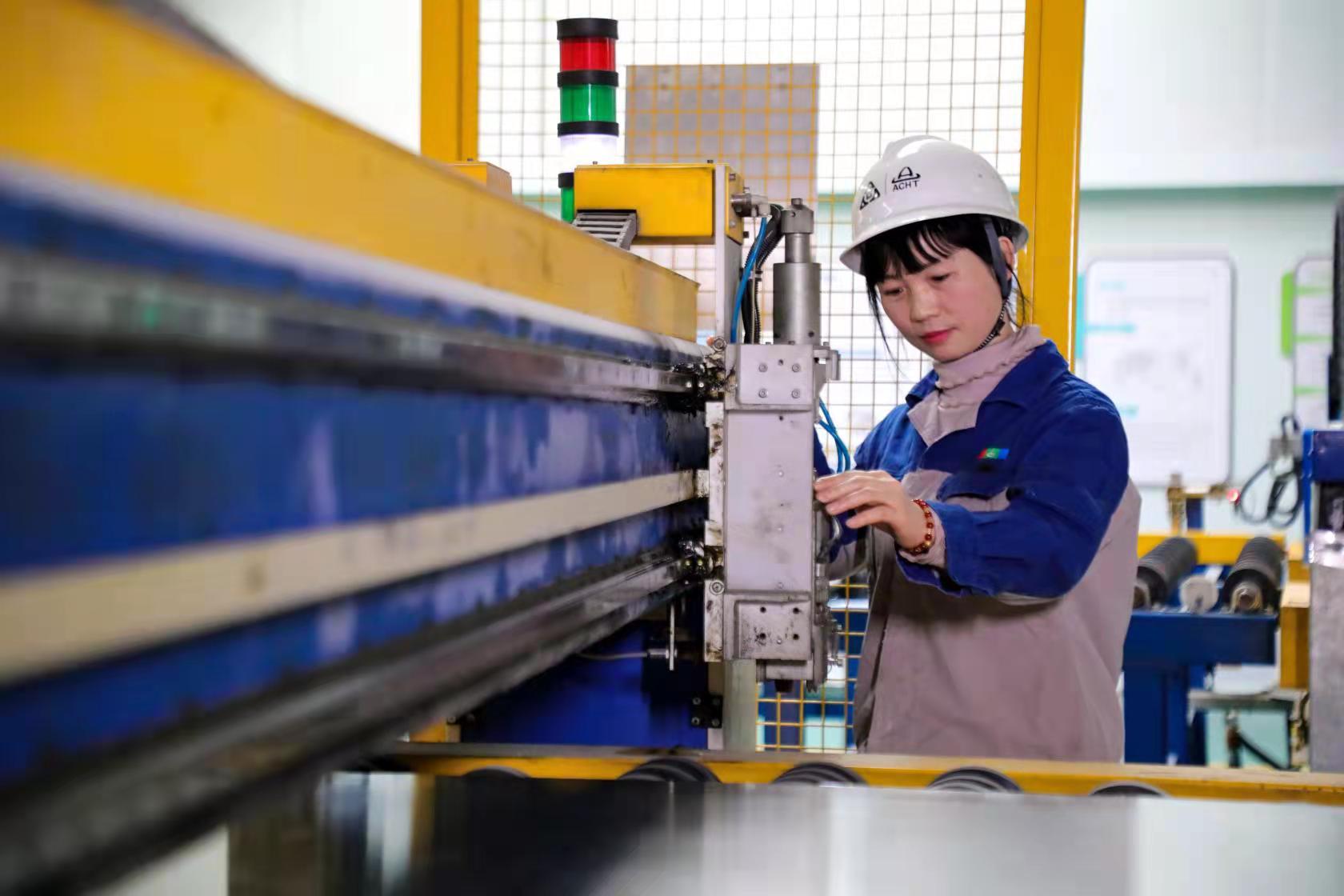 安彩“她”力量|牛愛(ài)芳:獨(dú)一無(wú)二的芳華