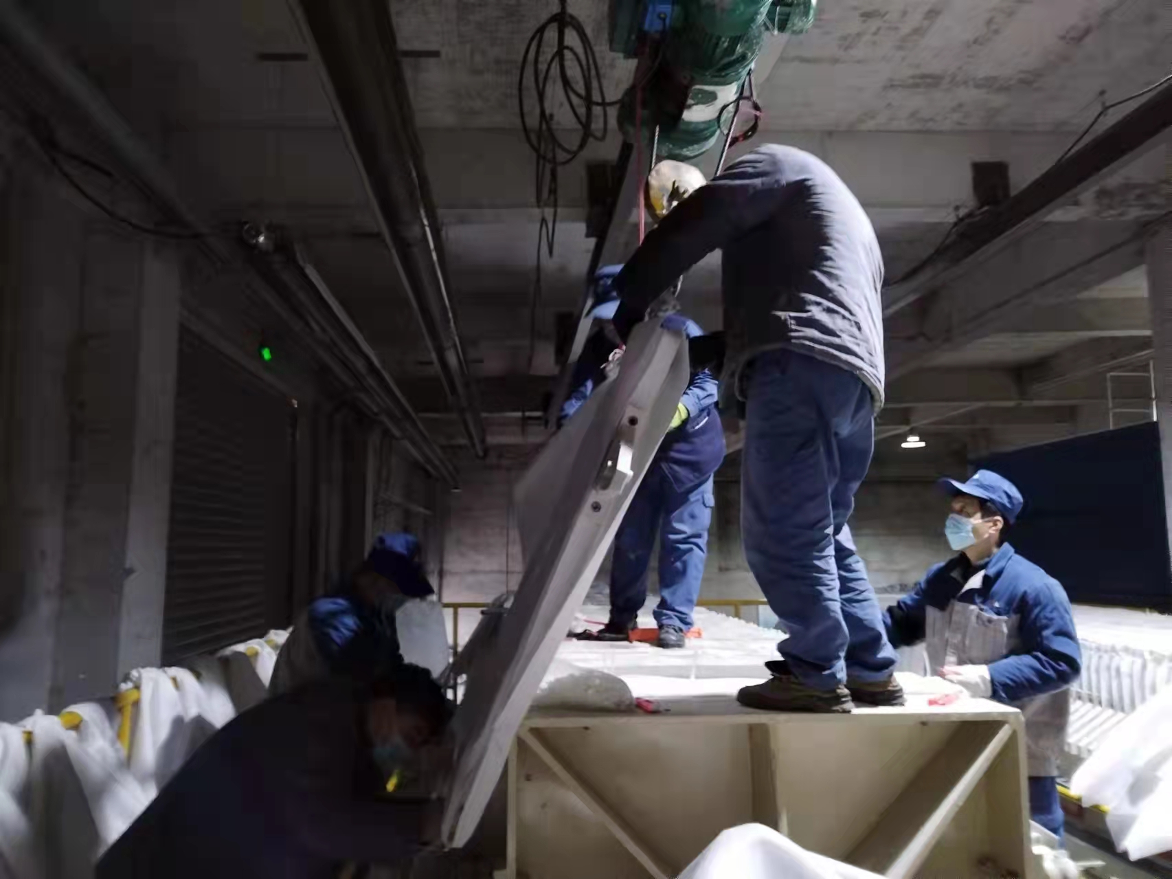 光伏新材料：春寒料峭斗志昂，爭(zhēng)分奪秒換布忙