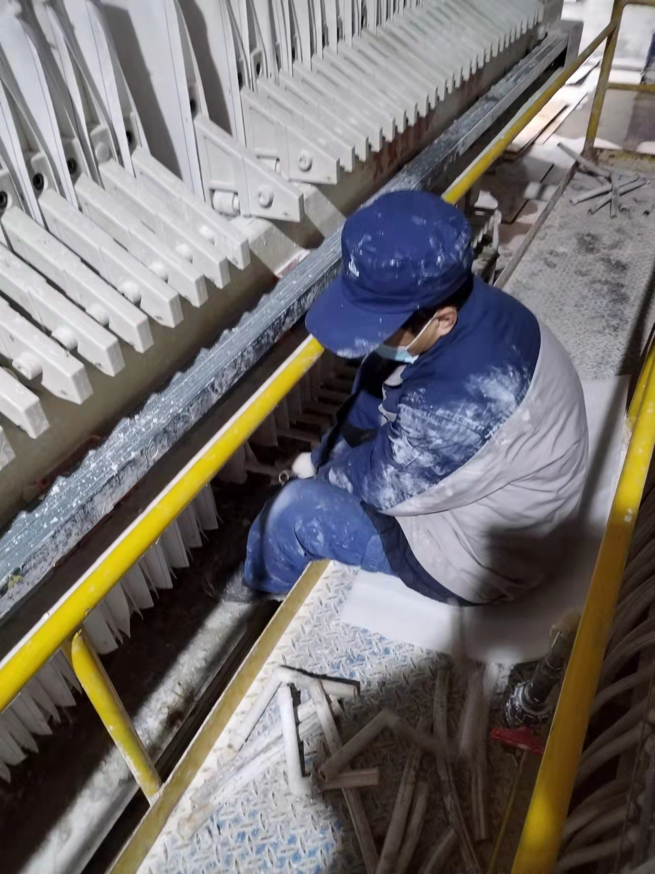 光伏新材料：春寒料峭斗志昂，爭(zhēng)分奪秒換布忙