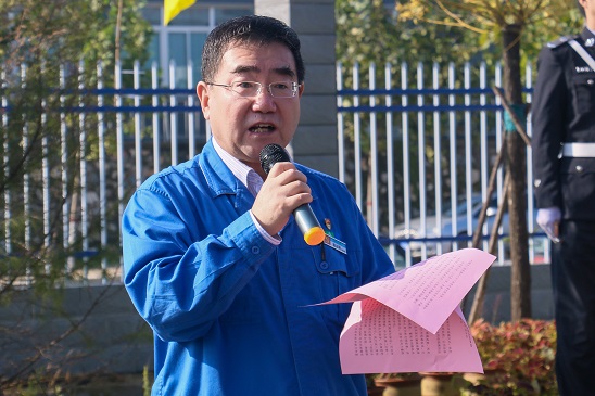 五星紅旗，我愿做你光華中淡淡的一筆——安彩高科舉行 國(guó)慶升旗儀式