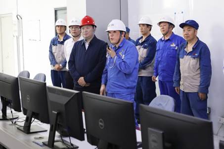 打造向上向前第一象限生力軍 錘煉甘于做人做事作難、受苦受累受屈的企業(yè)家隊(duì)伍——河南投資集團(tuán)黨委書(shū)記、董事長(zhǎng)劉新勇蒞臨安彩高科開(kāi)展主題教育調(diào)研